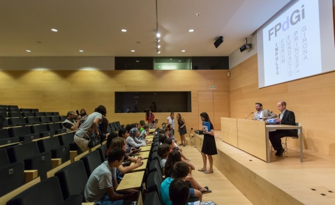 Rueda de prensa con niños