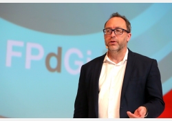 Jimmy Wales: '' Wikipedia es la punta del iceberg de un movimiento mucho más amplio. Hemos demostrado que la gente puede colaborar para hacer cosas increíbles.''